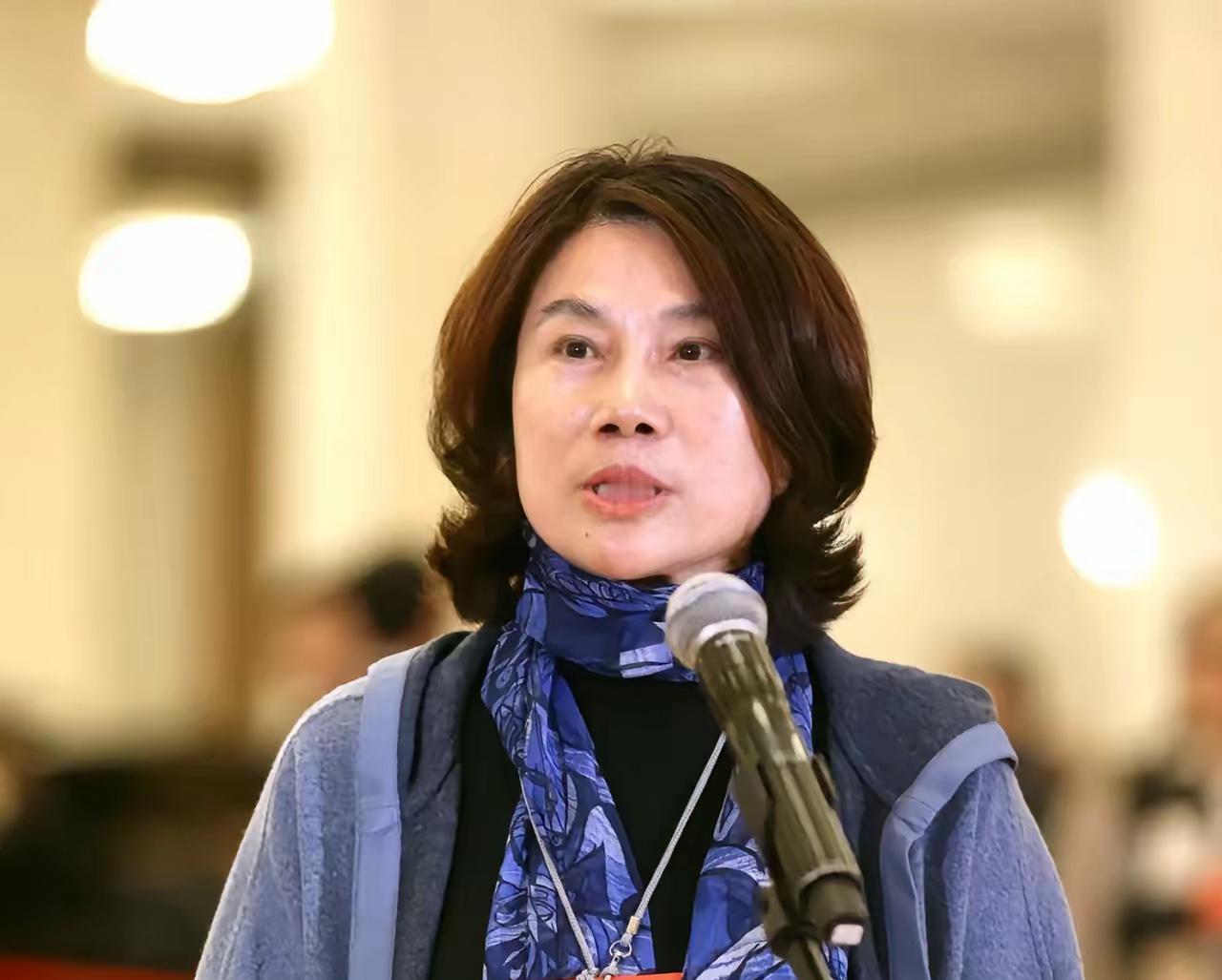 现在已经不是铜管的问题了
董明珠说很多企业，他们不但用铝管代替铜管。他们还把压缩