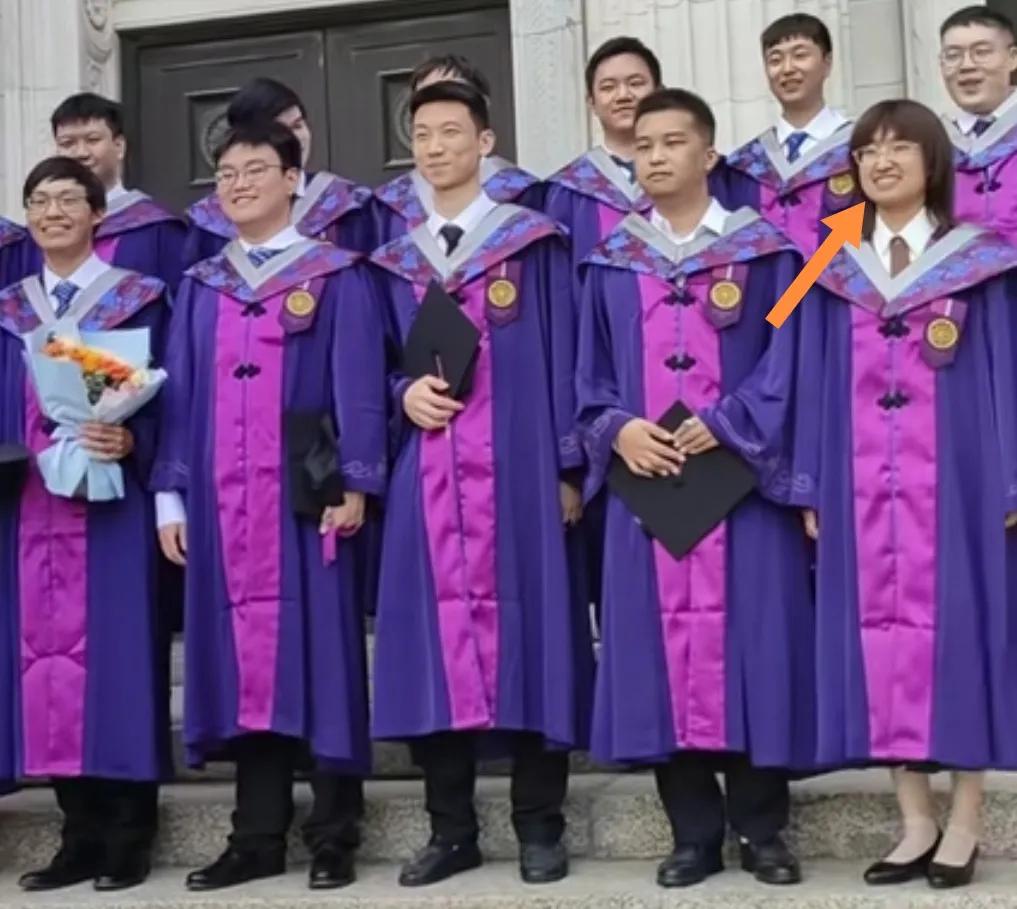 清华理科毕业合影独一位女生。