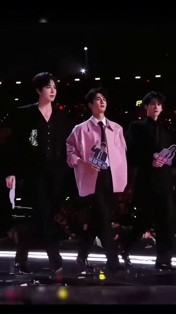 话筒对他们仨来说确实有点矮，怎么回事？这麦架突然就不高了。真的确实有一点点矮，我