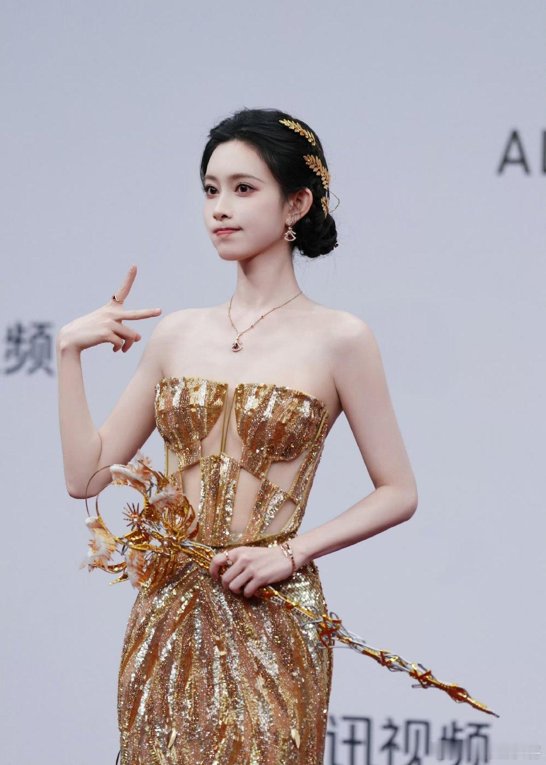 孟子义腿还在疼 星光大赏那一跤看着都揪心，姐姐超大一声“疼～”直接戳中粉丝心巴，