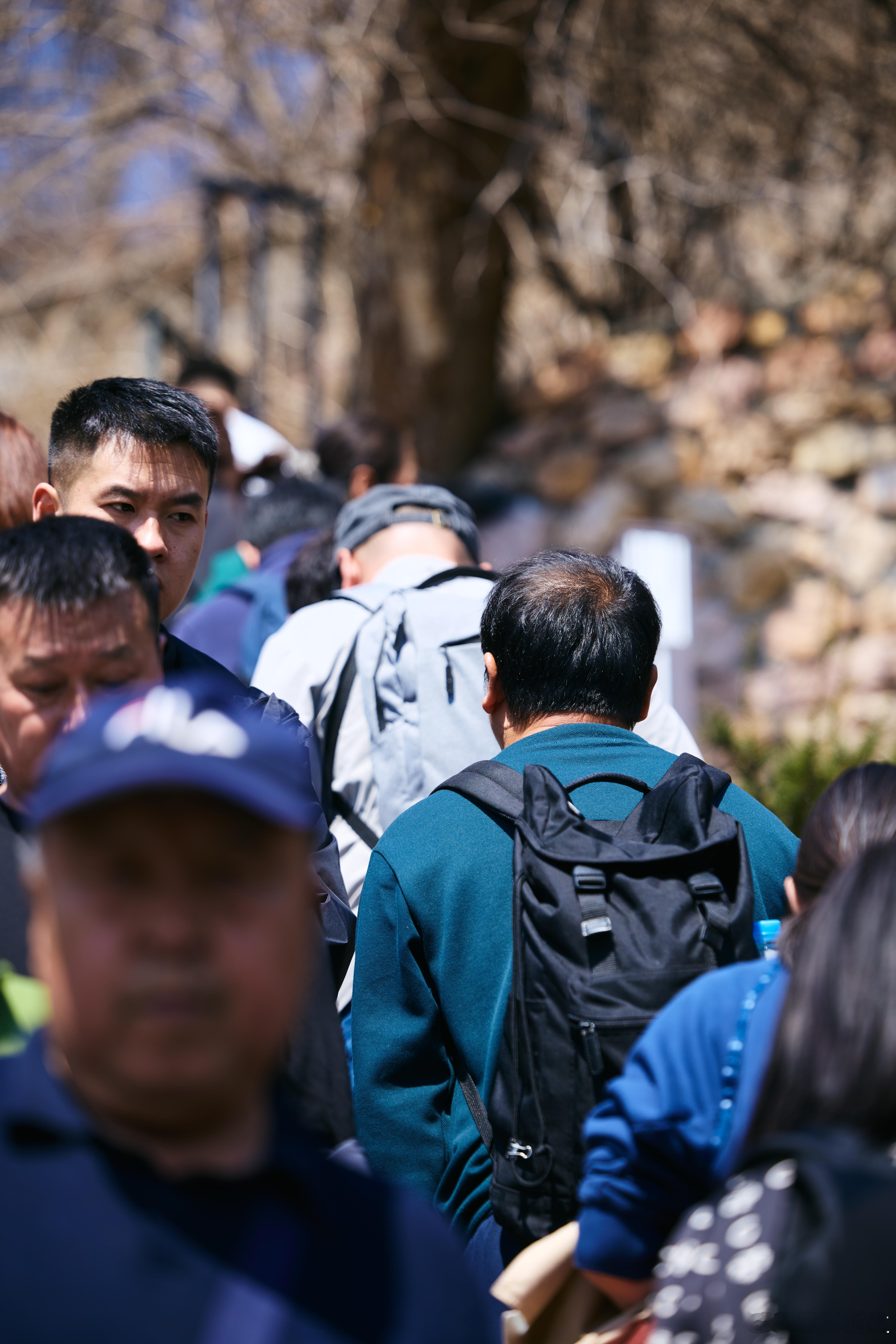 今天专门请了两天假，没带行李箱，就一个背包。现在已经在去大孤山的车上了。本来还想