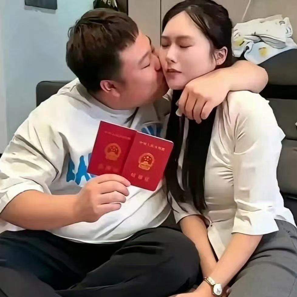 拿到结婚证，就是往后相伴的开始
 
不少人看到这张领证合照，会猜测两个人能不能长