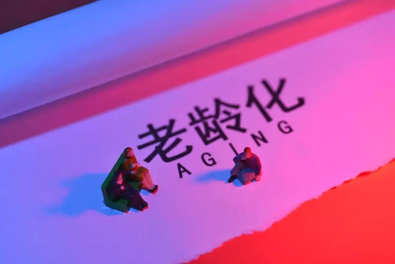 衰老，真是个让人又怕又躲不开的话题。就像我这40多岁，猛然发现自己成了曾经印象里