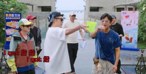 邓超是鹿晗关门弟子邓超学鹿晗唱歌主打一个速成 鹿晗收邓超为徒，教他唱自己的歌。邓