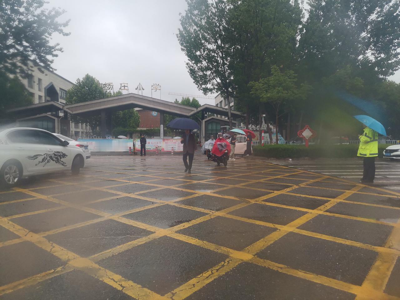 致敬雨中坚守的朋友们！
    早晨，雨丝很细但很密，被疾风裹挟着快速地从空中飘