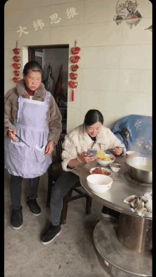 再看手机，
让你到狗窝里去看！