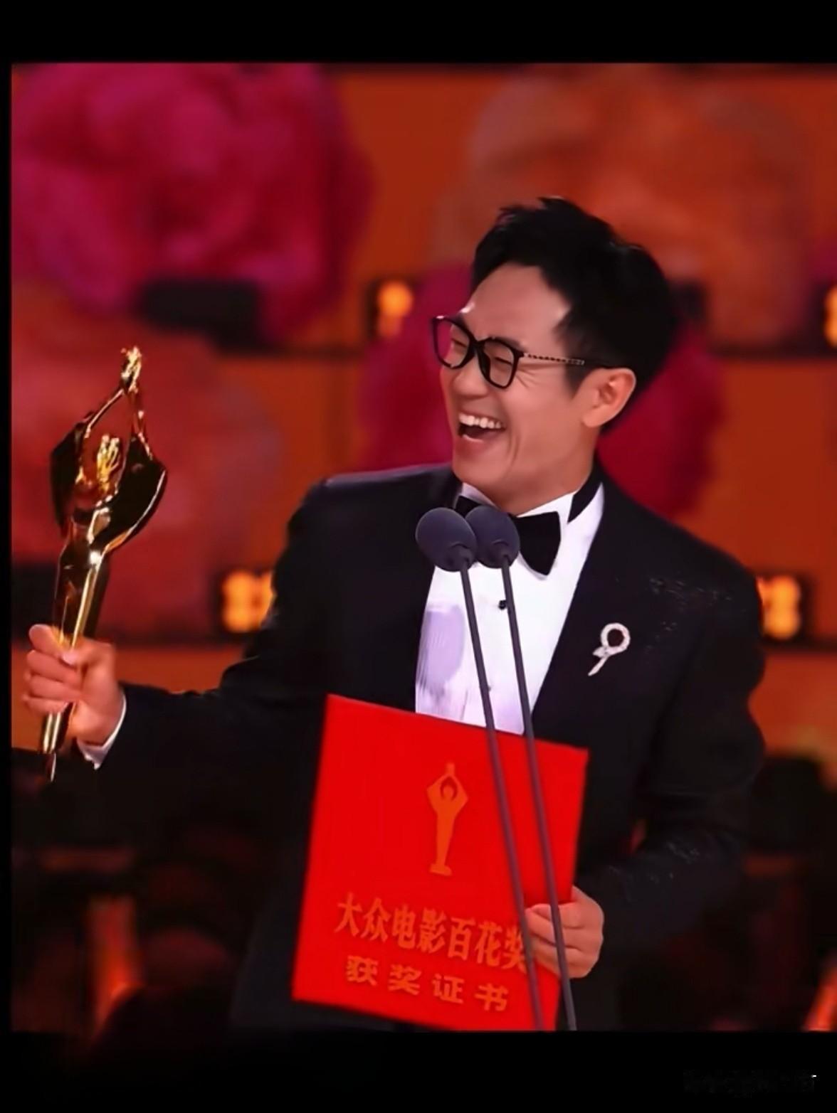 看得出来真的很高兴，
“我没有学过导演…，
现在我是最佳导演。”
哈哈哈哈，那个
