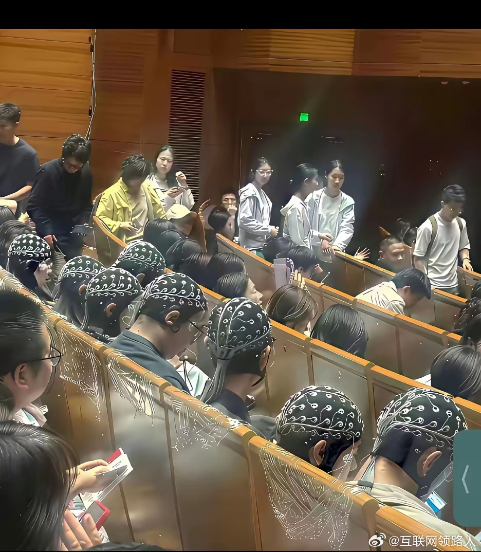 今天刷到脑机接口的视频，真的不淡定了。人类将来会以怎样的形态存在？还能好好存在吗