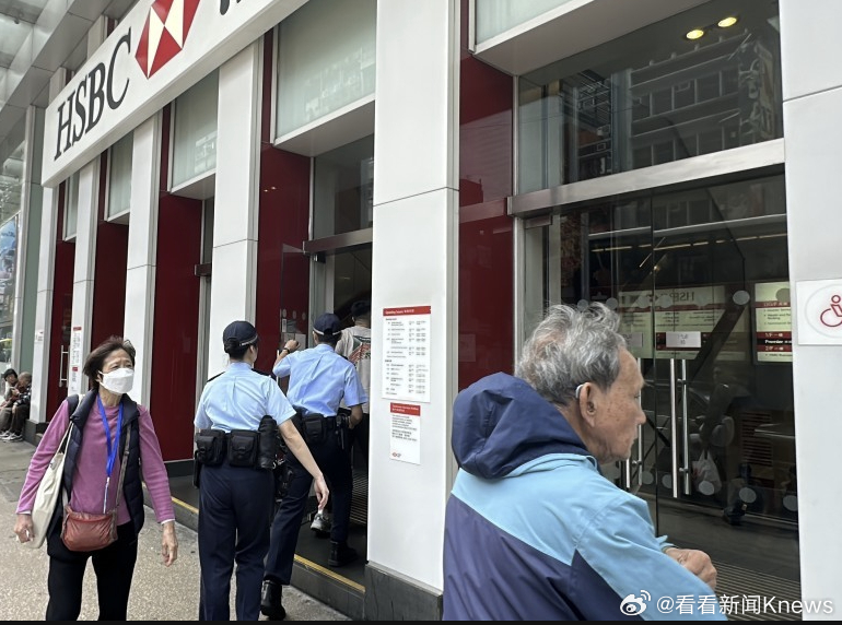 【#香港一男子用5亿面值假债券取现# 银行报警】据港媒报道，2月23日上午11时