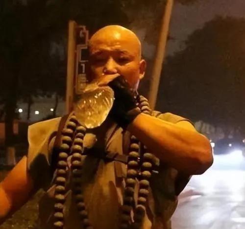 这个和尚，凭一己之力降低了山西的犯罪率。每天半夜他都准时出现在一条街上。光头，身