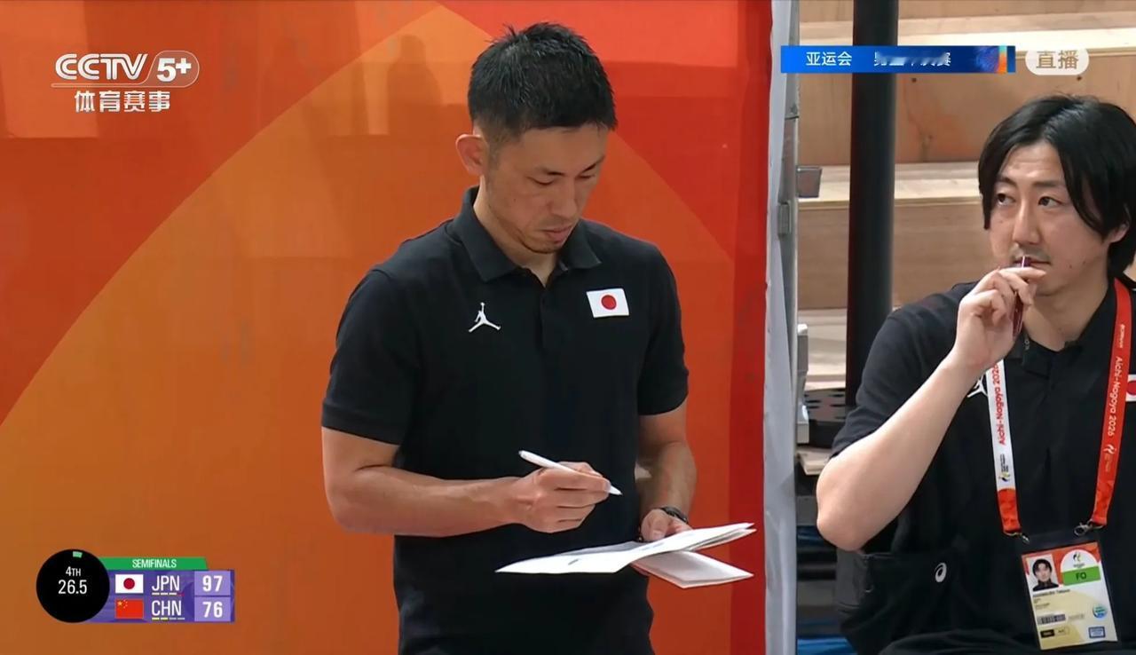 写什么呢？
只剩26秒了，还在手抄上写……比赛中，
还没转正的吉本泰辅时不时拿起