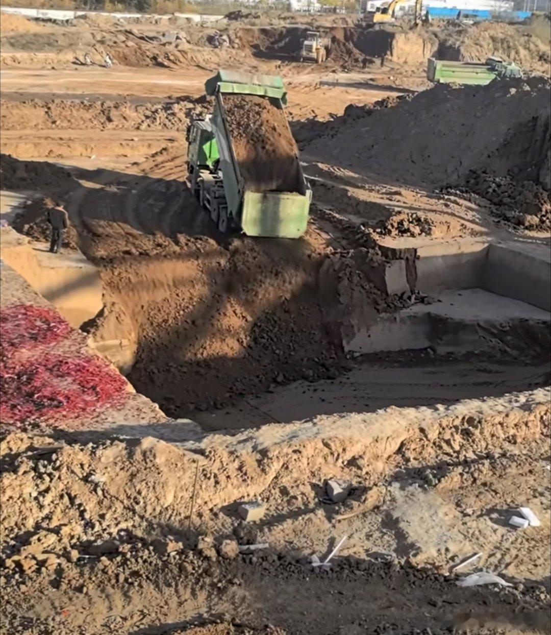 洛阳头条工地旁边的洛阳大墓回填了。据说是西汉时期的一位富商。有被盗的痕迹，但也有