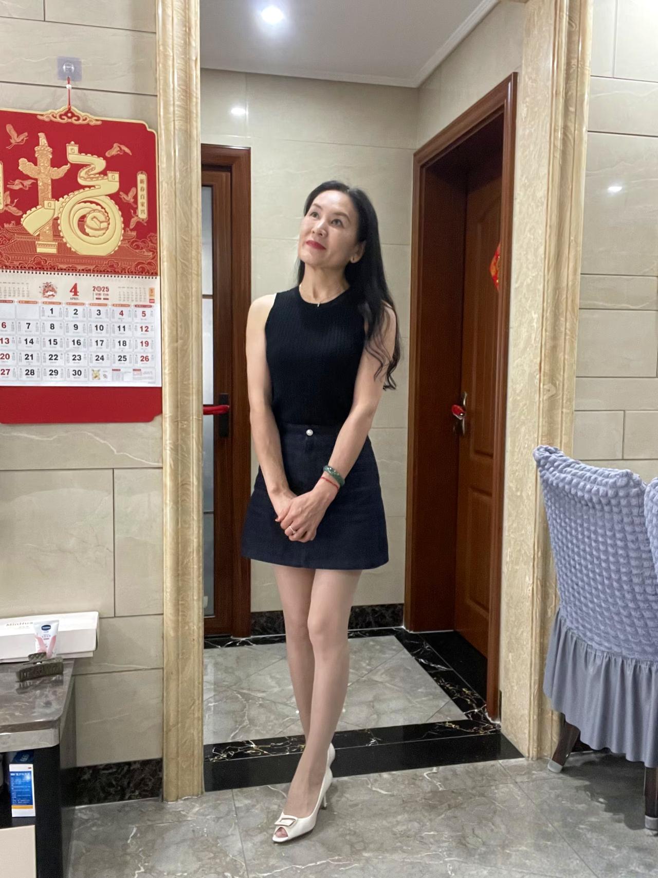 50岁老阿姨这样穿搭出门可以吗
家里人觉的不合适
让我穿的朴素一点
中年女魅力穿