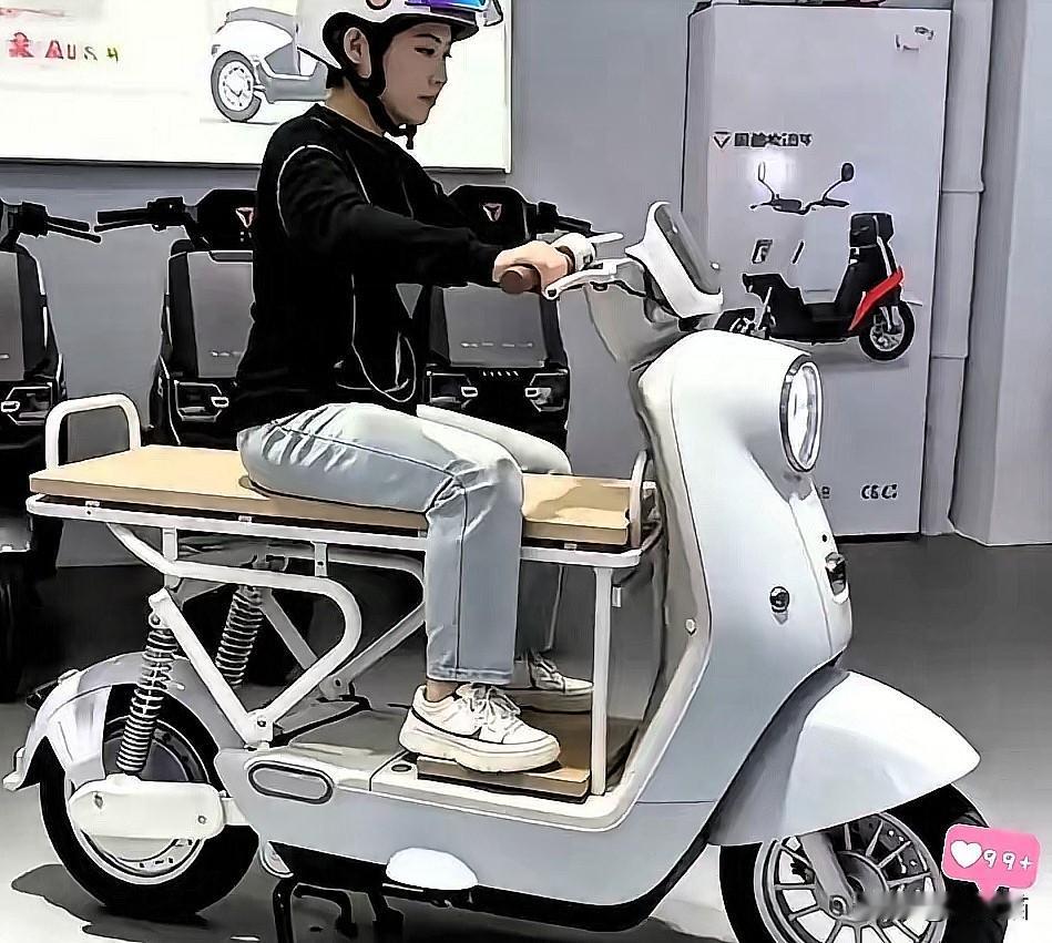 这就是上有政策下有对策
新国标电动车刚落地没几天，家长们的接娃改装就刷爆全网，又