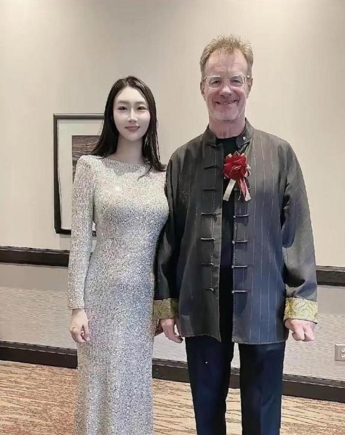 加拿大籍的"大山"在中国生活了将近20年，娶了漂亮、温柔的重庆姑娘甘霖为妻，生有