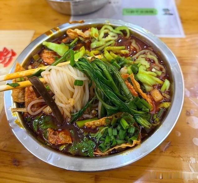 【有些美食，用盆吃，味道会更美味！】第一次吃螺蛳粉之后不想喝水，汤底很香很香，吃
