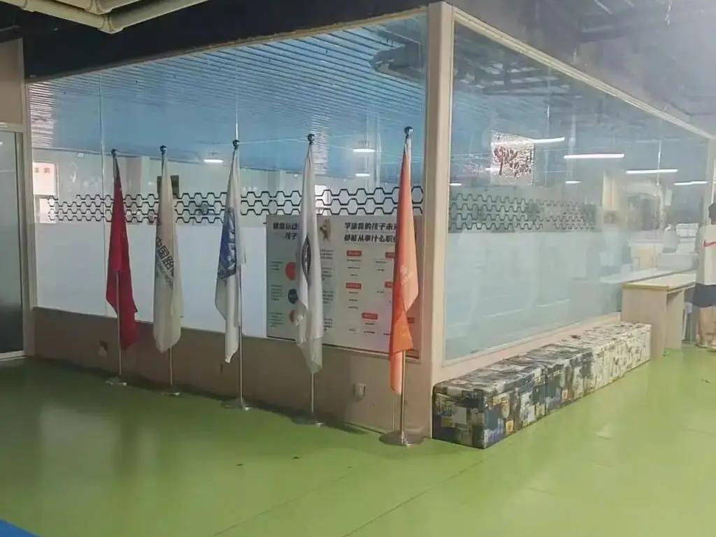 一个11岁的男孩，在水深不过1米左右的浅水区，被一个直径15厘米的排水口活活“吞