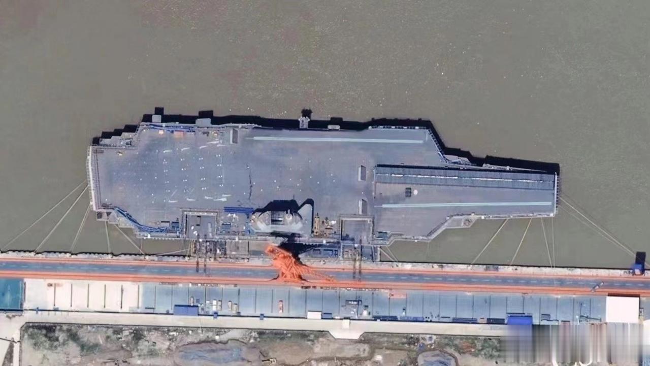 虽然目前003航母“福建舰”已经拆除了2条电磁弹射器的棚子，但是从甲板、舰岛以及