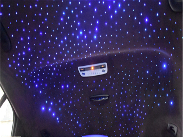 在自己的车里面搞个星空顶给谁看呢？平时都住在地洞里见不着天吗？开车时还要仰望假星