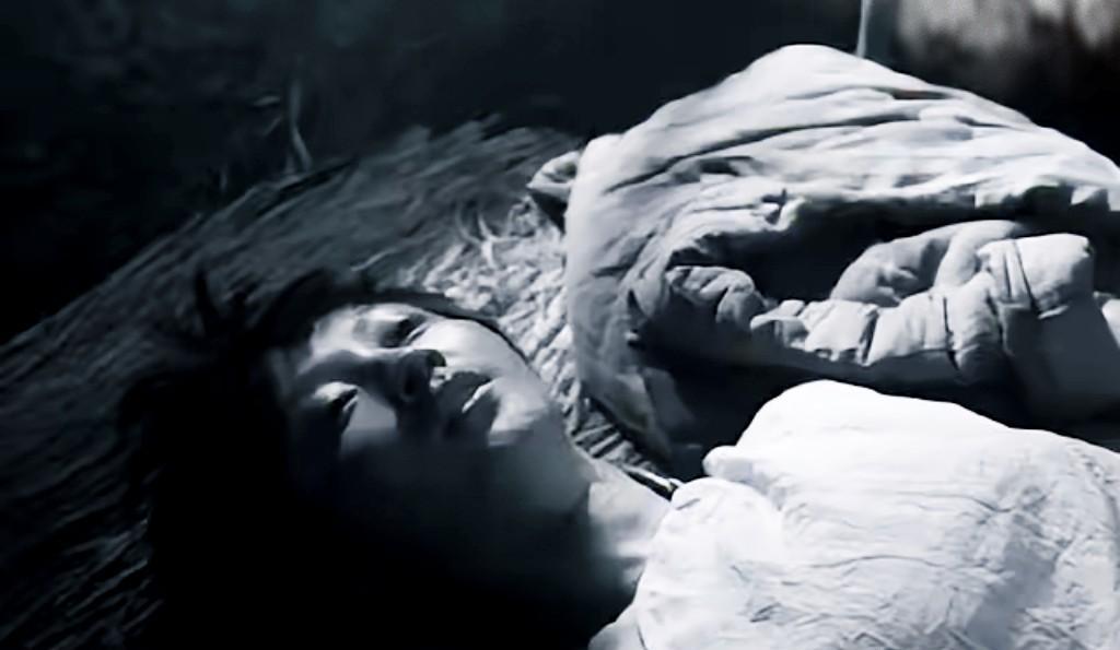 1942年，五六个鬼子轮番侵犯了一个15岁的少女。令人震惊的是，这个少女是被她的