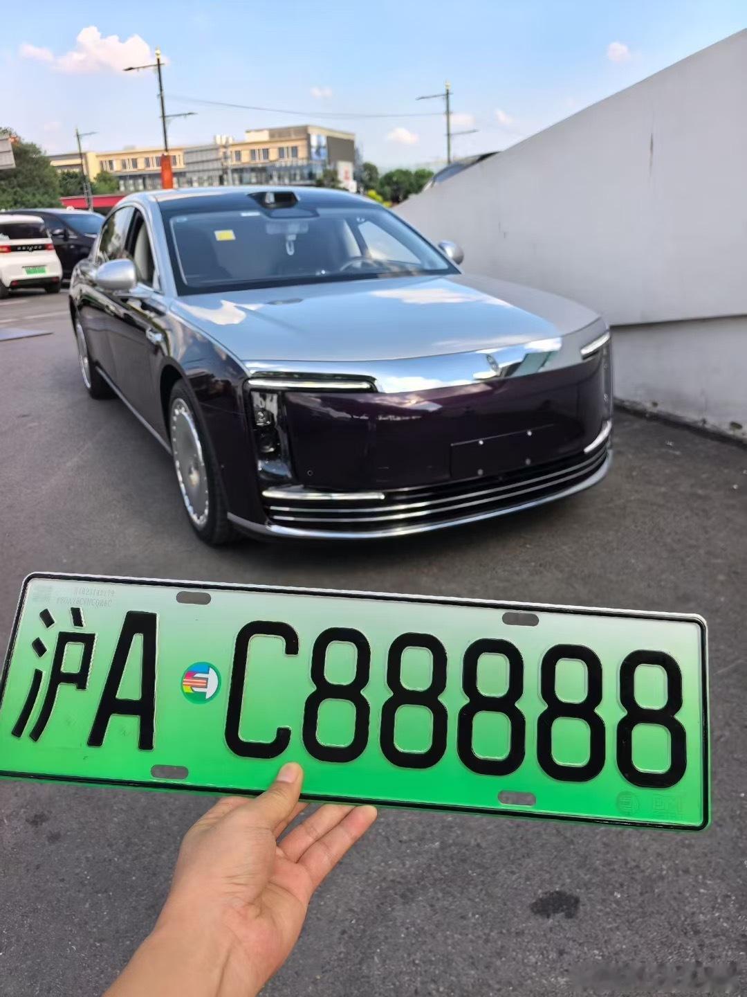 就因为这个车牌号，感觉渐绿色也不是那么难看了[哈哈]！尊界s800新能源汽车 ​