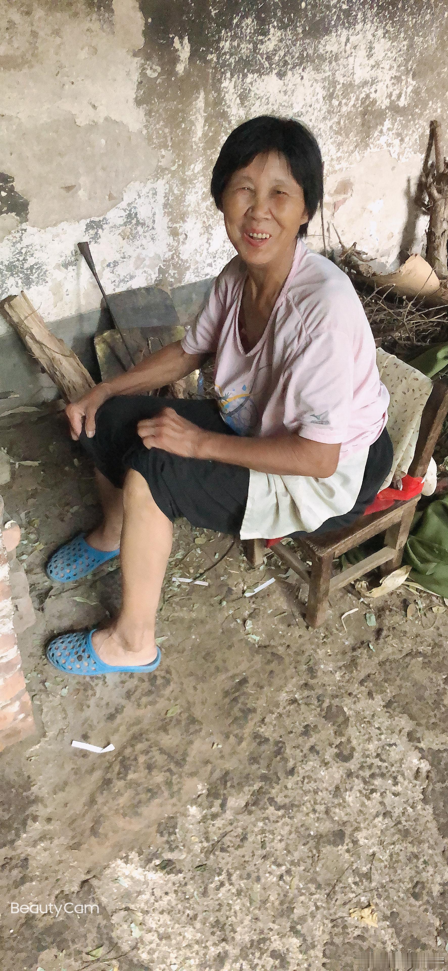回老家看见地里的玉米都快熟了，一棵棵密密匝匝排列在一起，又勾起了我的求知欲，百思