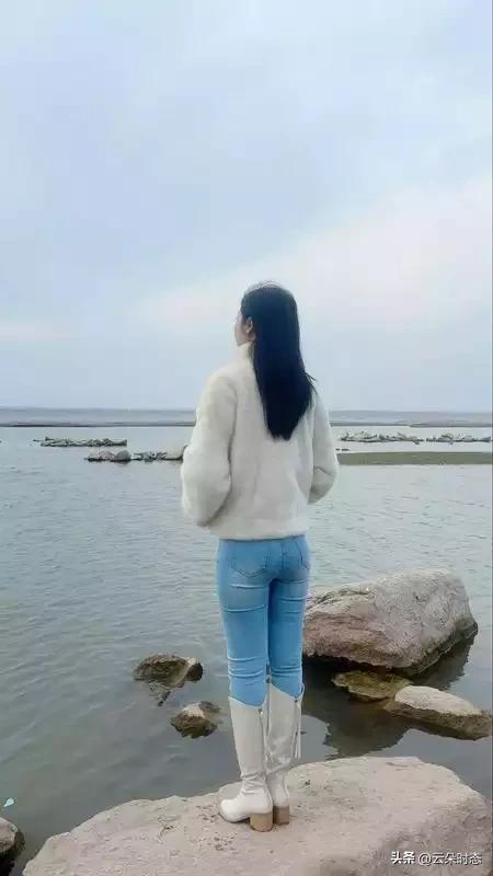 又到海边，脚印在细沙上轻轻延展。海浪低语，一遍遍抚平岸的痕迹，仿佛时光也慢了下来