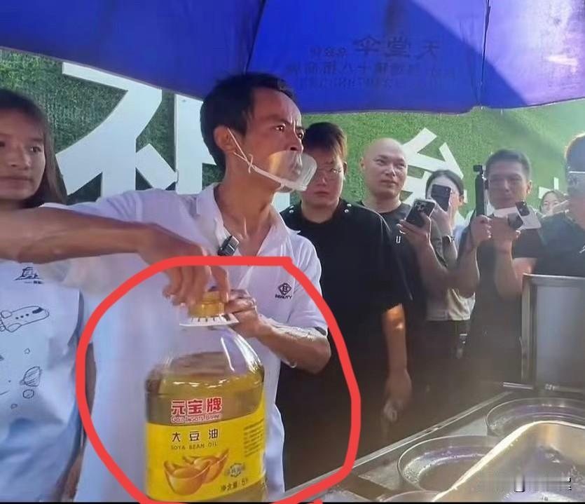 我问老婆：“为什么同样元宝大豆油，某贝被骂惨，鸡排哥却受好评呢？”

她说：“因