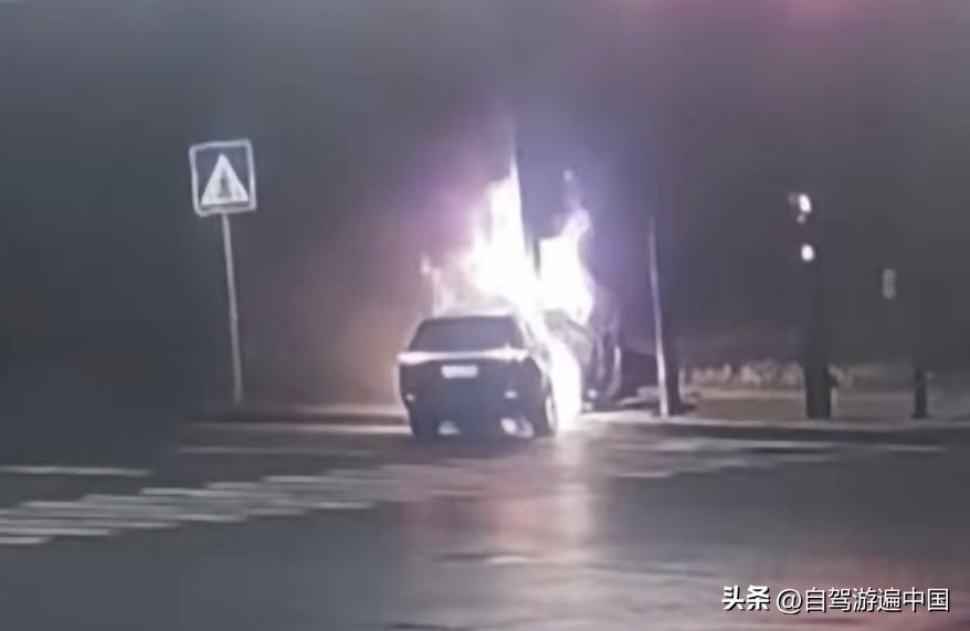问界M9高速撞击红绿灯立柱，引起“爆燃”的消息迅速在网上大量转发。有人甚至主观臆