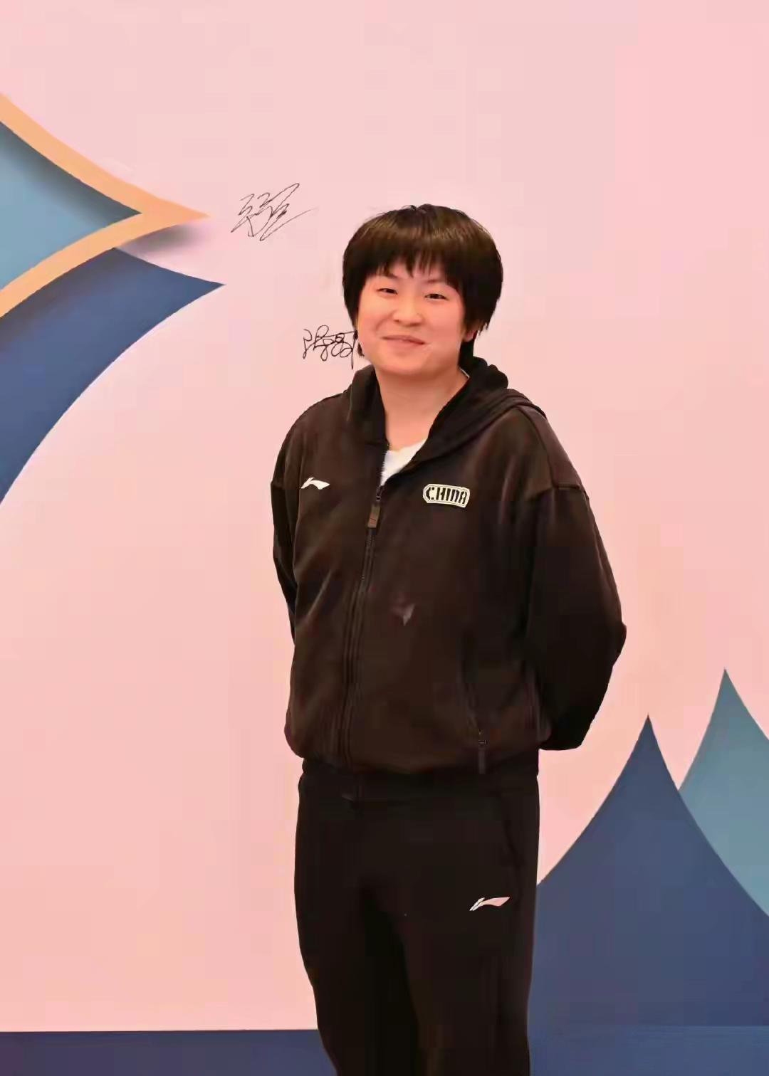 【腼腆的神情显得有些拘束，不过她也是奔着冠军来的】如果她拿到女单冠军，那么王艺迪