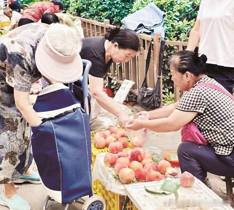 西安设置了195处瓜果临时摊点群【定点不定价 便民不扰民 探访家门口的瓜果临时摊