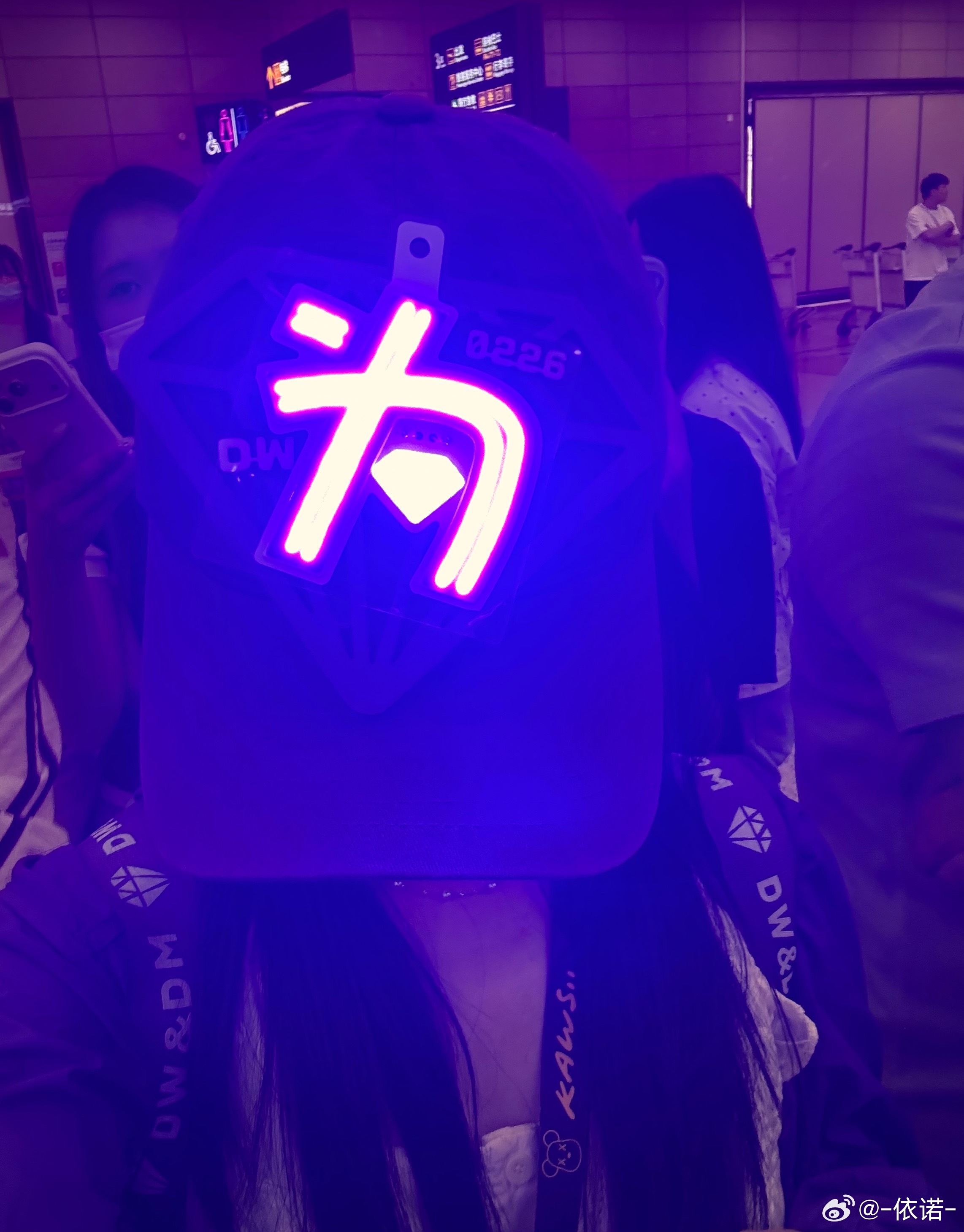 发现了一个挂灯牌的好地方