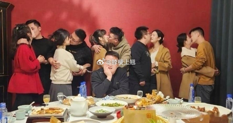 知道的是亲自己媳妇，不知道的还以为是同学聚会 