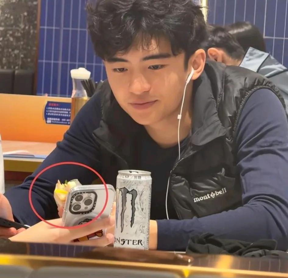 张柏芝大儿子算是等比例长大吧

跟小时候长得还是很像的

帅气还考上了好大学
