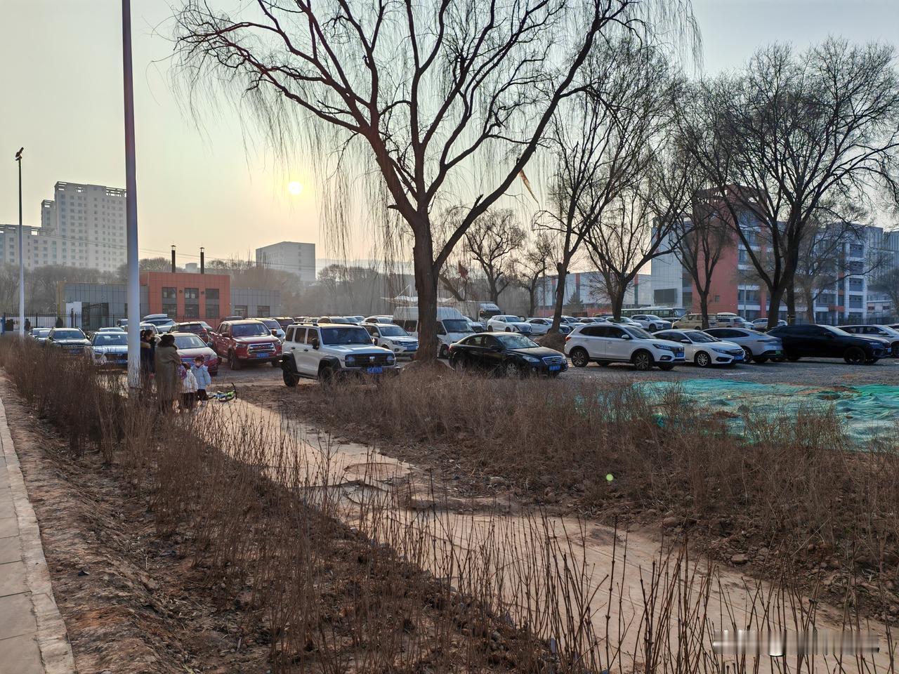 如果说农民想要完全依靠养老金来生活在农村地区长期生活，至少我认为人均要达到500