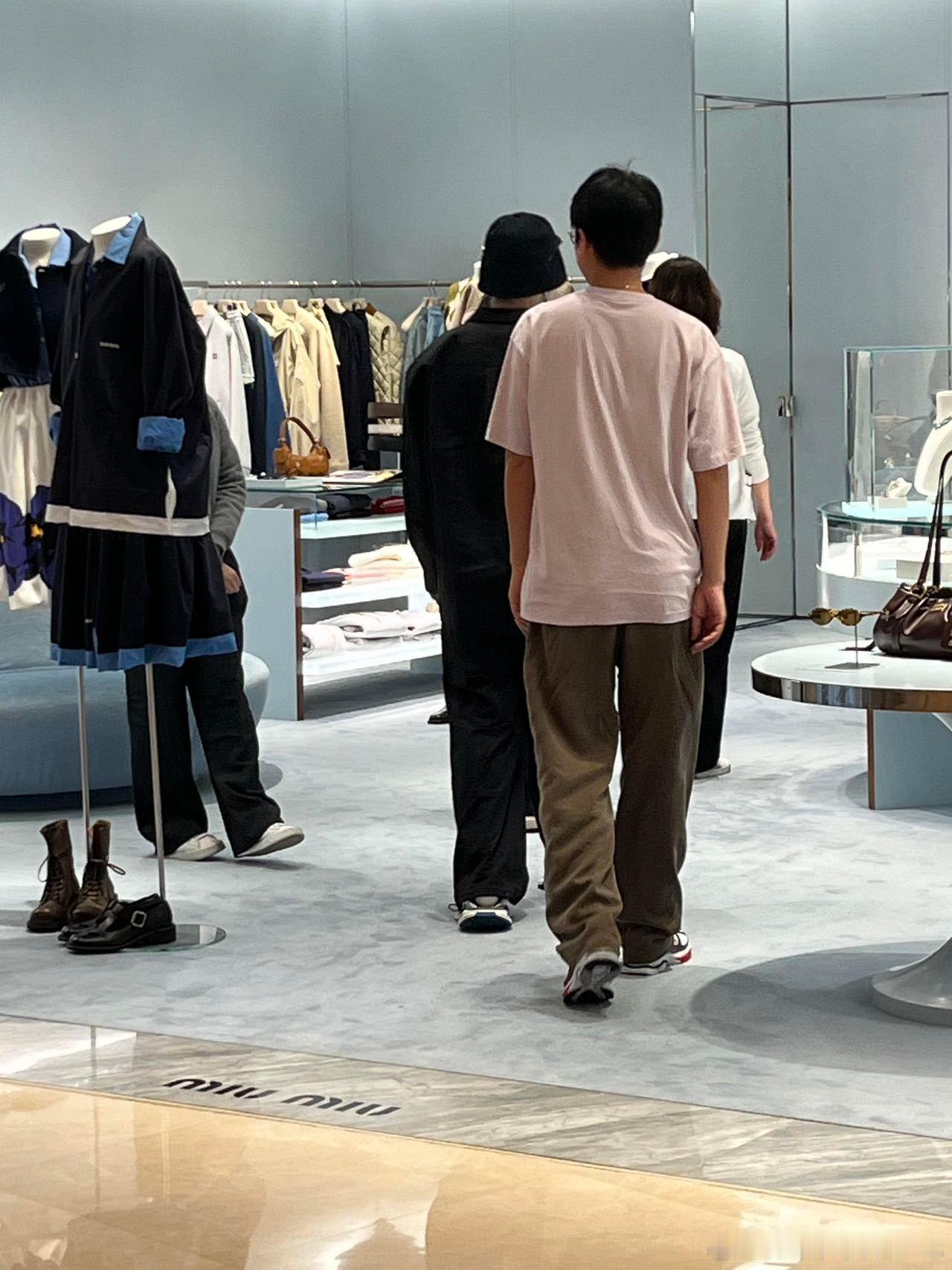 #曾舜晞报复性溜达#看到大家伙这么能偶遇也是没谁了，还挺佩服曾舜晞报复性溜达了，