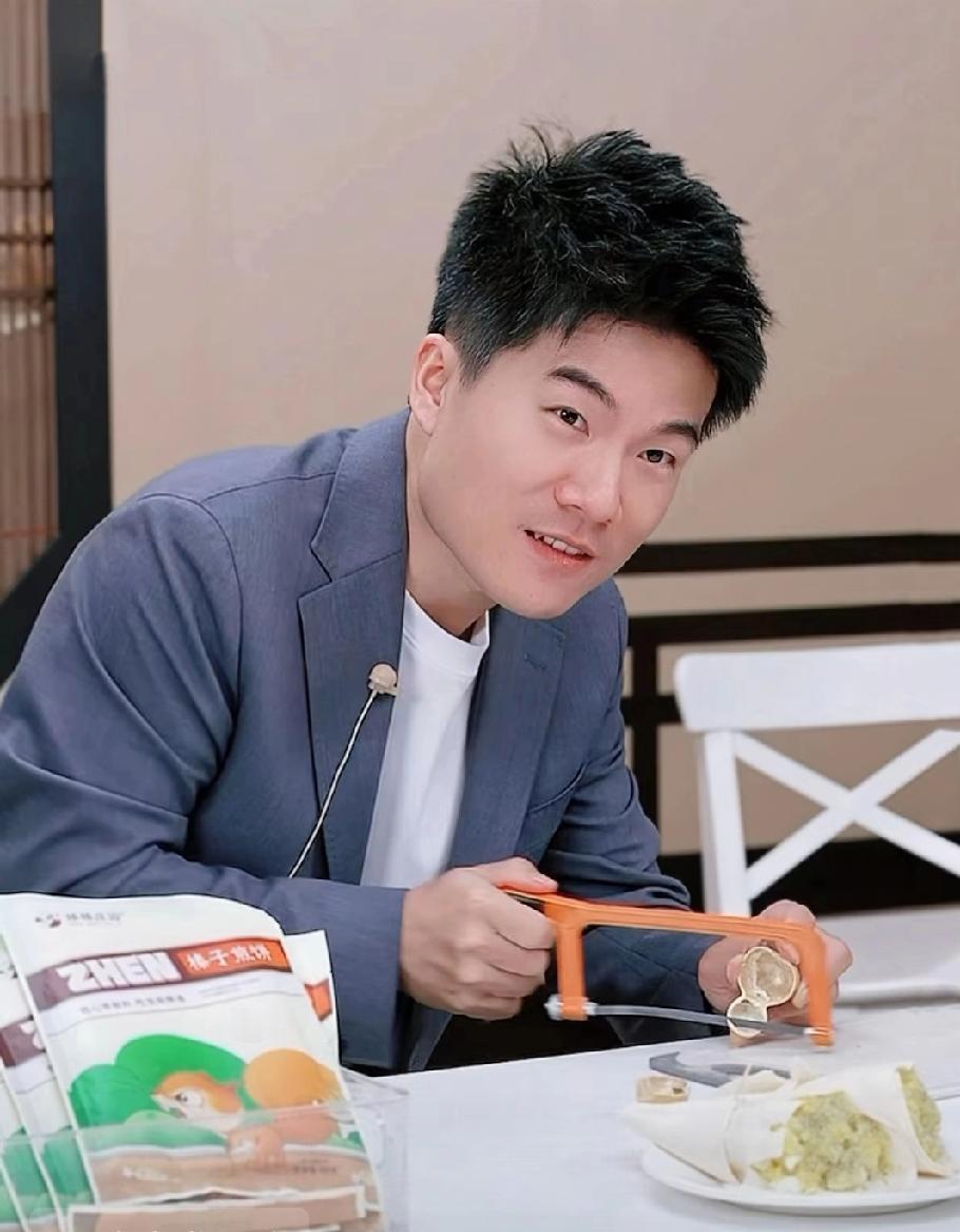 霸道总裁直播时“剧葫芦”！你以为他那真的是在皮呢，其实他是在活跃课堂气氛，帮大家