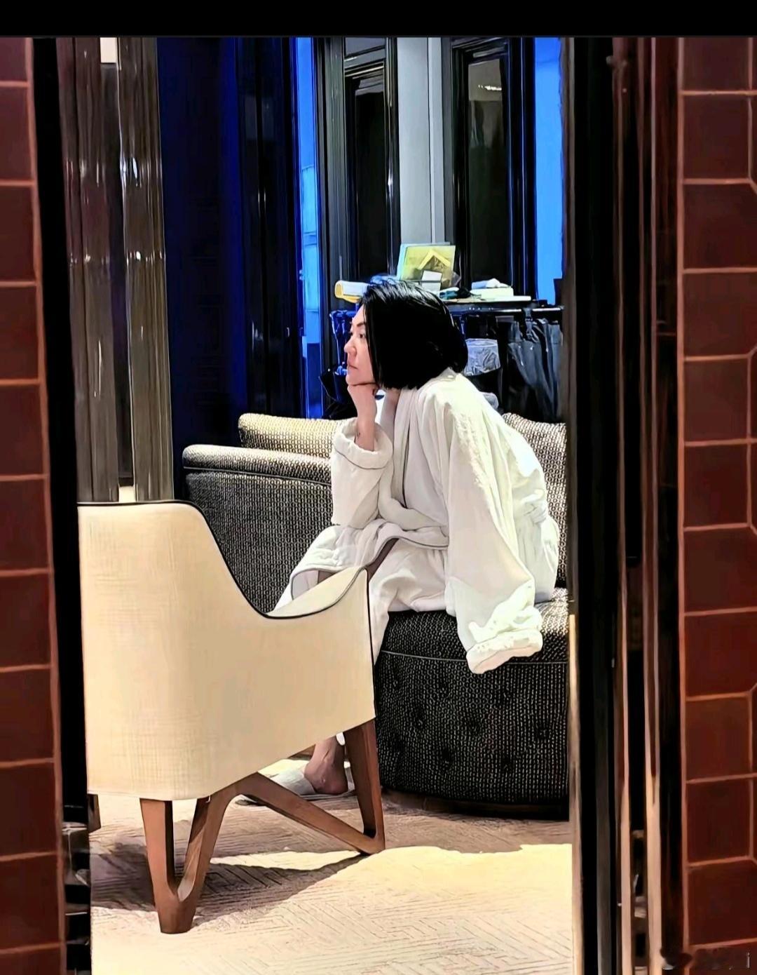 一个人的时候经常发呆，她是不是后悔如果当时听妈妈的话，如果当时没有出去旅游，是不