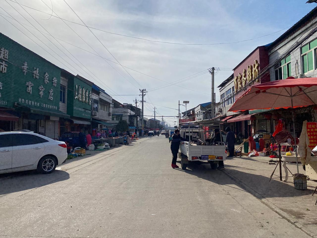 今天经过淮南寿县广岩
广岩街上实际挺热闹的
这在现在乡镇里算很热闹的集镇了
四周