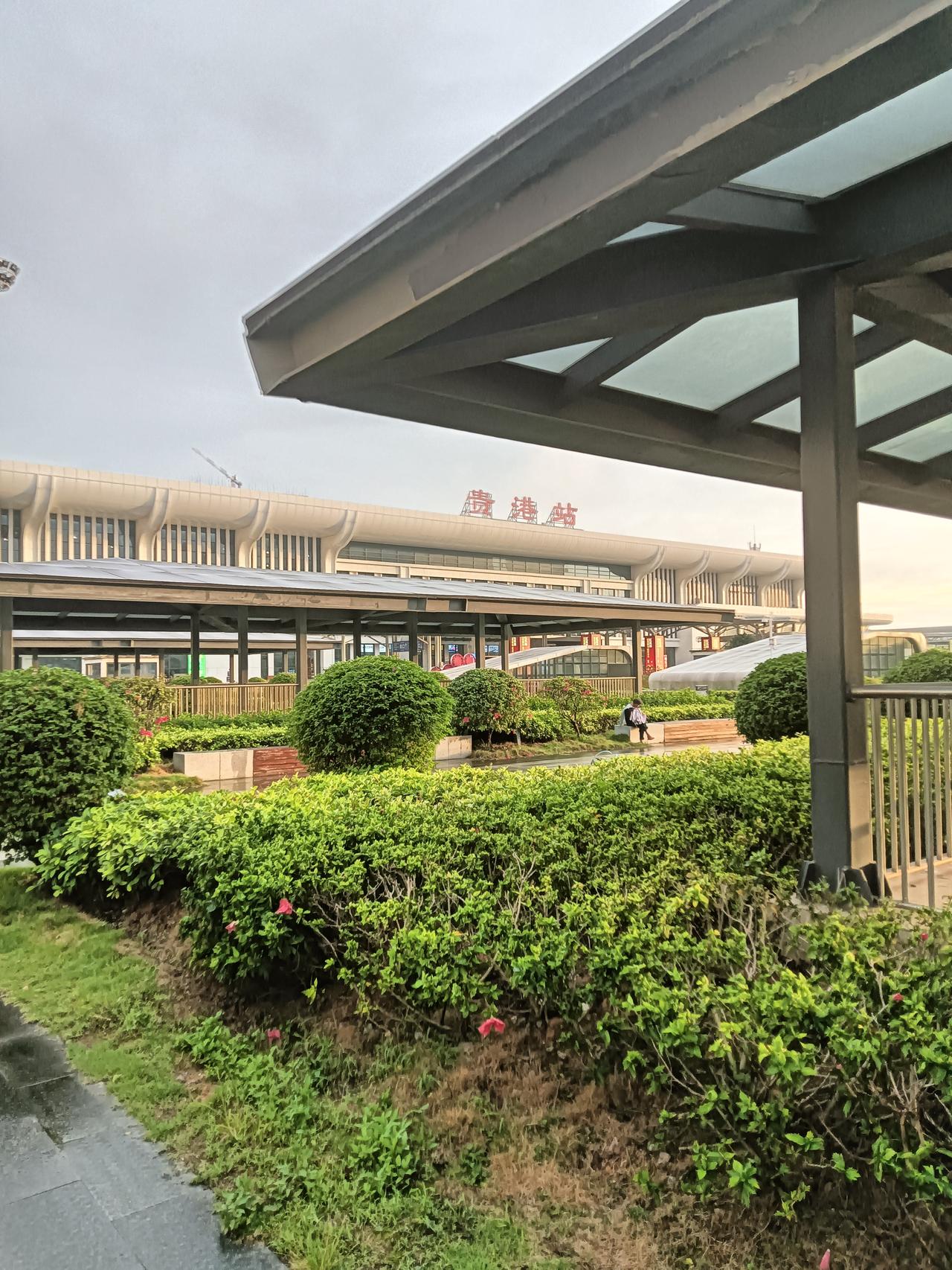 经过贵港市高铁站门口所见这里的电车搭客也多，特别是共享单车数量更是数不胜数。里面