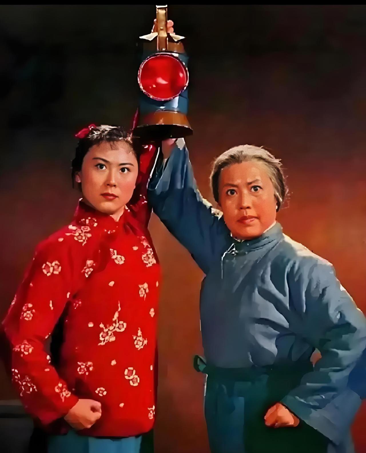 样板戏有一个较全称谓叫现代革命样板戏，核心在于江青与革命两个要素，具有很强烈的政