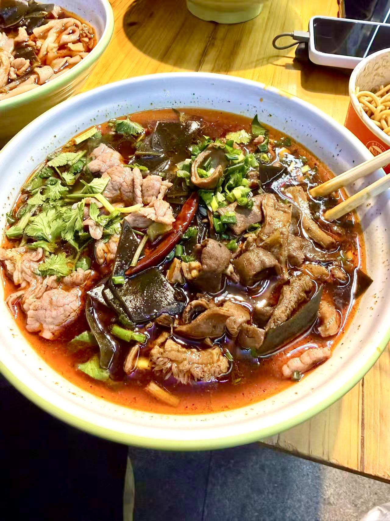 谁懂这一碗粉的分量，生烫牛肉加卤牛杂面馆日常 明静特色生烫牛肉面馆 兰陵路店