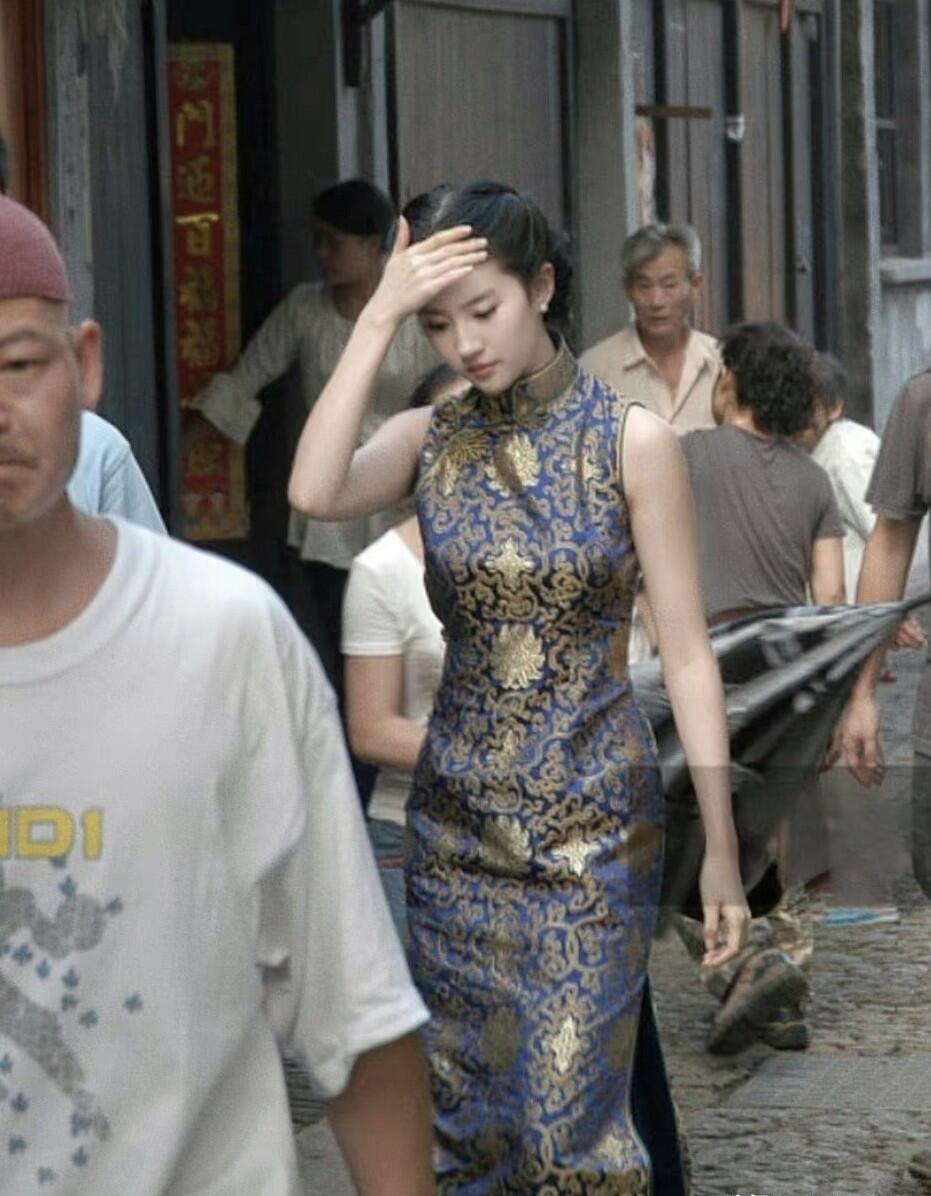 刘亦菲穿旗袍的样子好迷人，比王楚然穿的旗袍装还要美艳动人，看过去是百看不厌的那种