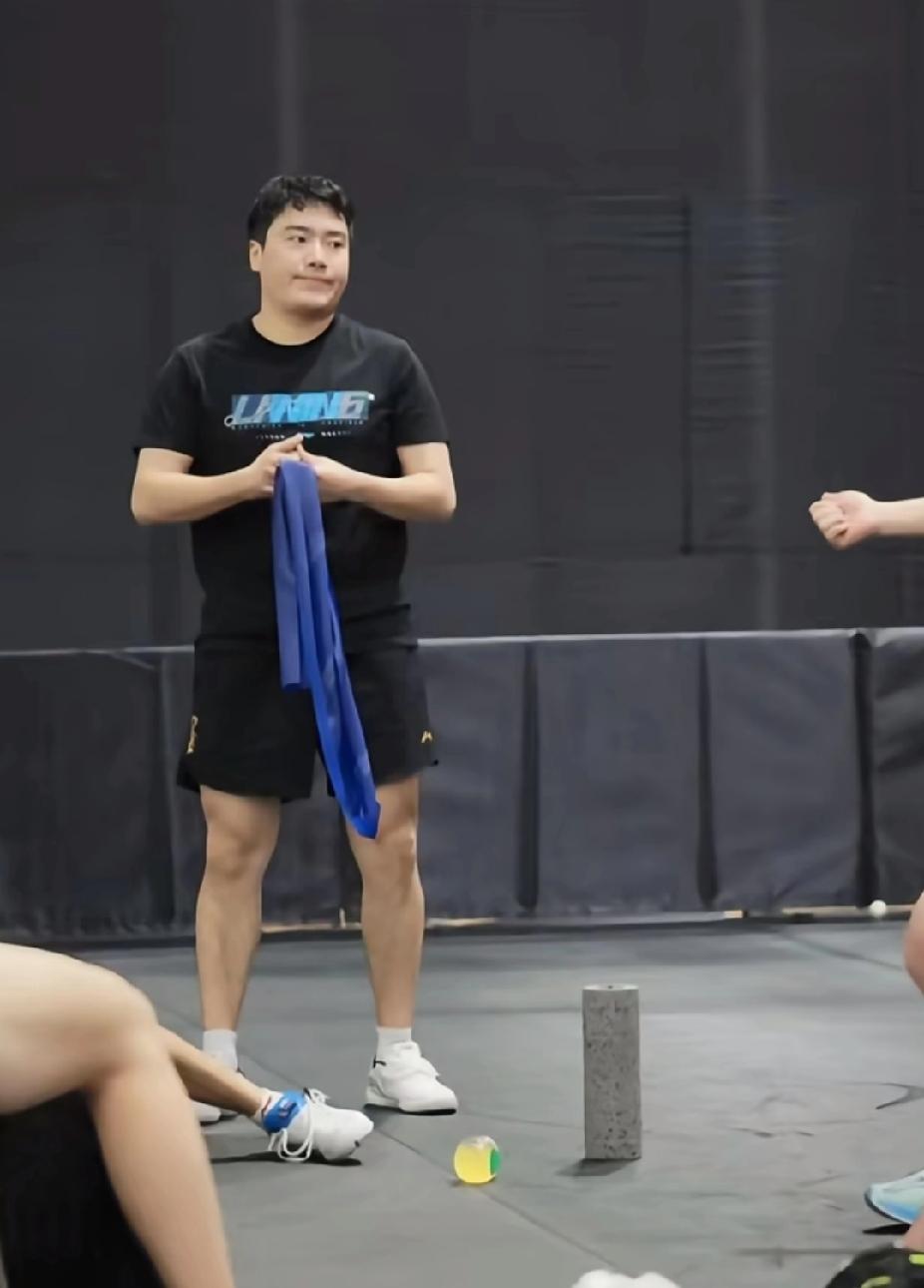 梁靖崑训练表情大赏：乒乓赛场的“情绪管理大师”
 
看国乒选手梁靖崑训练，简直是