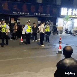 一男子在交警面前尿尿后逃逸 