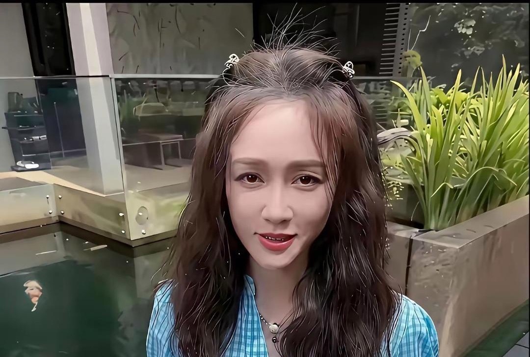 48岁陈乔恩不惧白发，大胆的露出白发根，一点也不内耗吗 