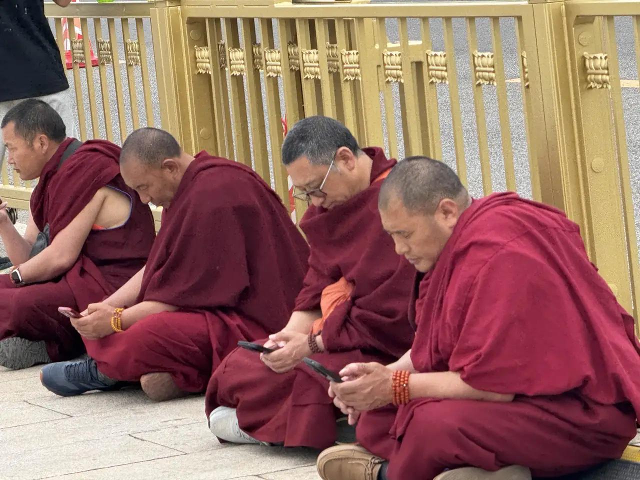 现在的和尚修行压力更大。以前的和尚要戒色、戒荤、戒盗、戒谎，要自谋生活。现在的和