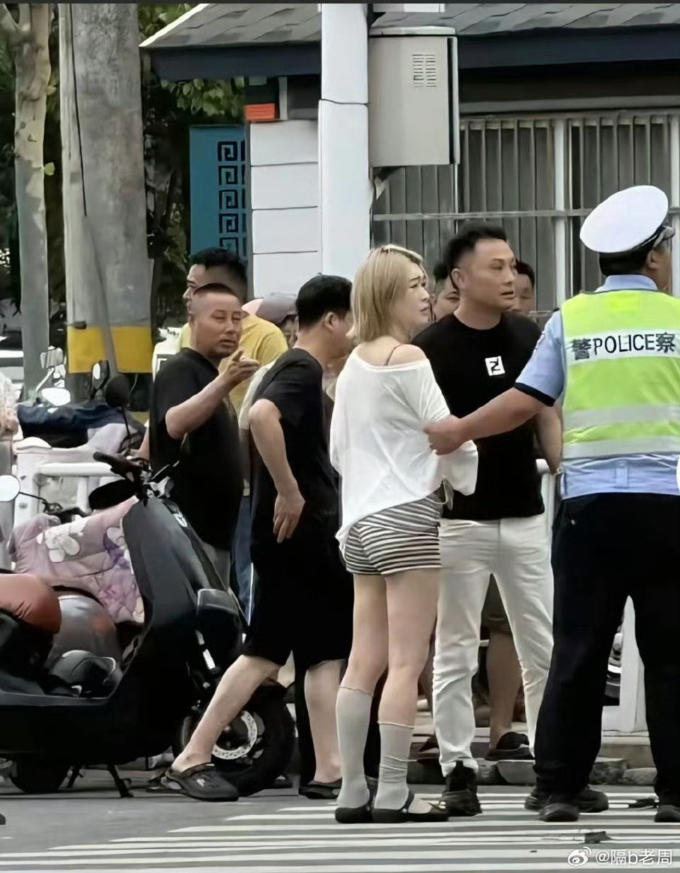 看了事发视频，怎么也弄不明白会突然加速且转向绿化带的？ 