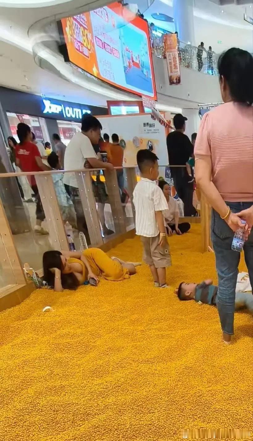 真热闹啊，这就是商场的人气 ​​​