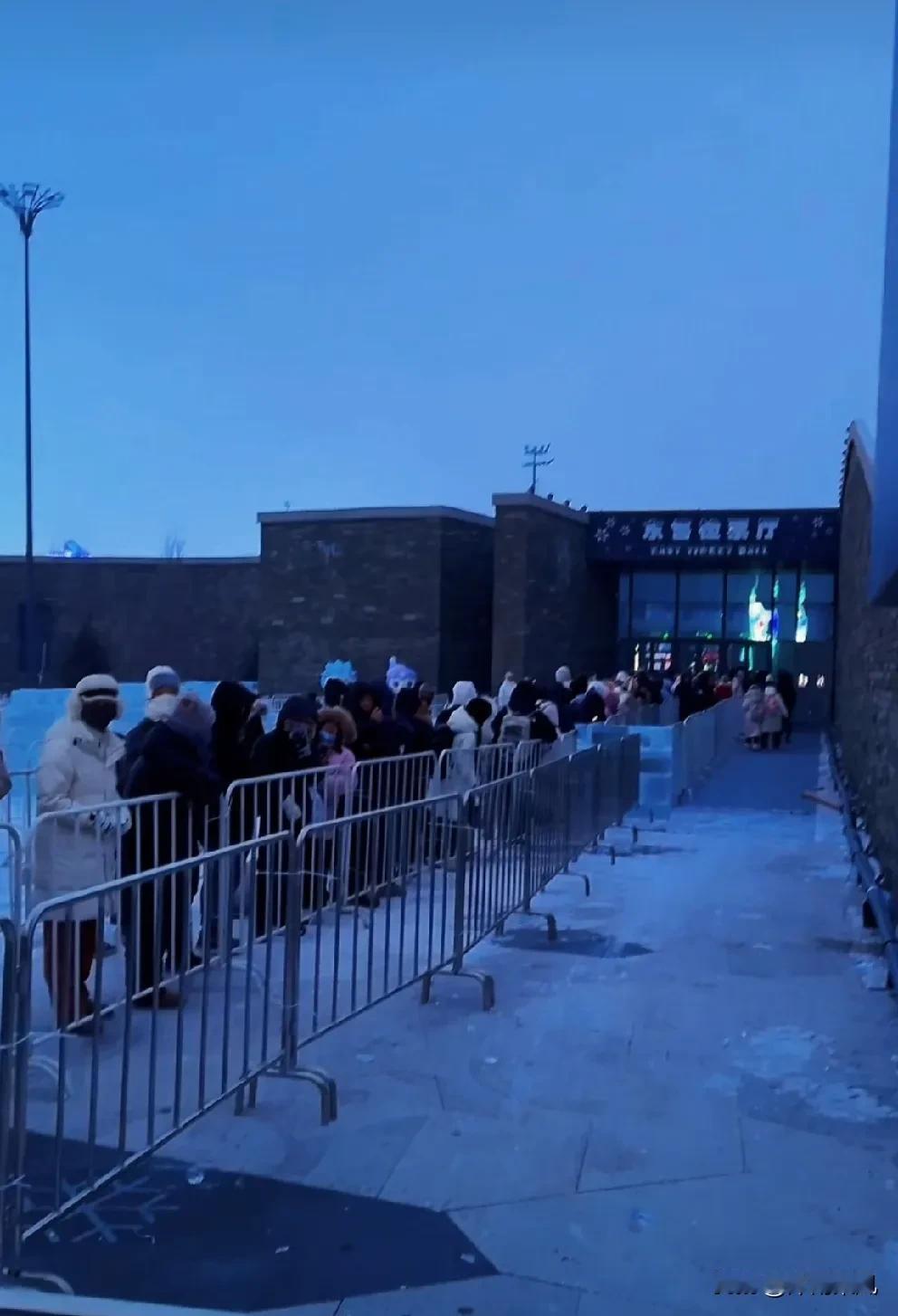 冰雪大世界到底能有多火，早上六点多钟售票处就已经排满了人！

早上六点，哈尔滨的